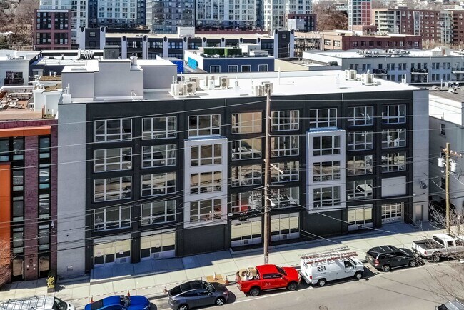 Building Photo - 706 Madison St
