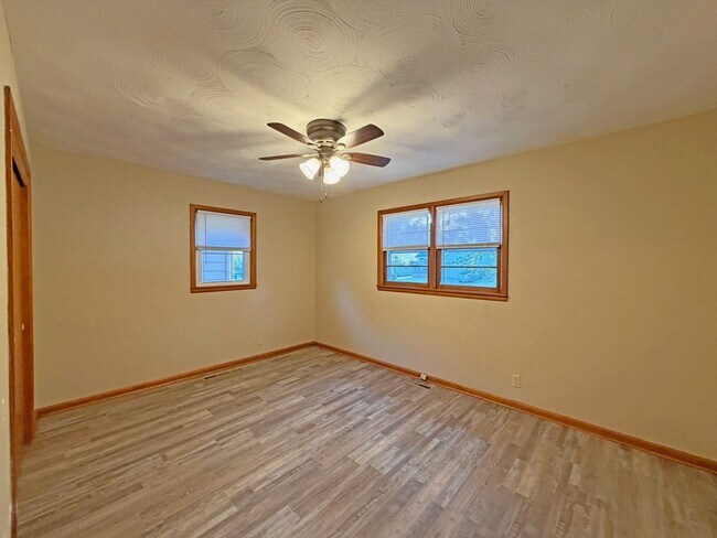Building Photo - 925 S Link Ave