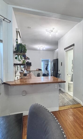 Building Photo - 2559 W Fullerton Ave