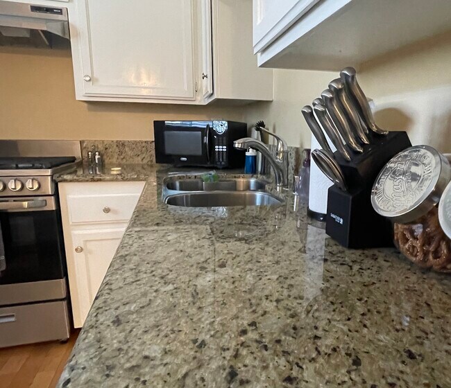 Fully equipped kitchen - 408 17th St