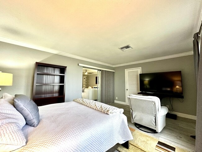 Building Photo - 2638 Gately Dr E