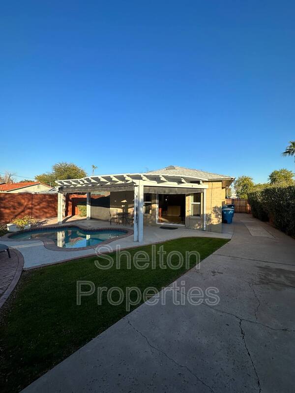 Building Photo - 2026 N Laurel Ave