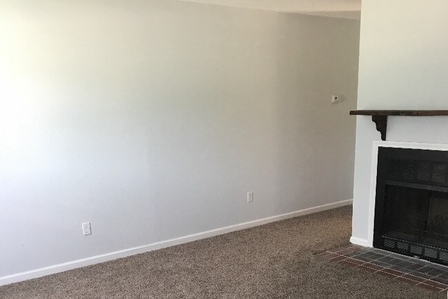 living room - 2613 Wynterhall Rd SE