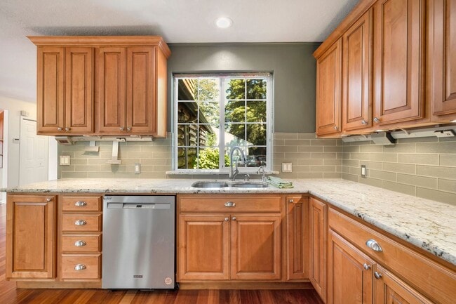 Building Photo - 14239 SE Fairoaks Ln