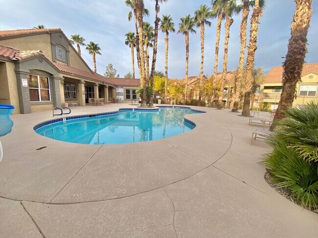 Building Photo - ***AMAZING WELOME DEAL!! $600 OFF FIRST MONTHS RENT IF MOVED IN 2 WEEKS!!**  Lovely 2 Bedroom/2 B...