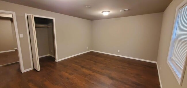 Building Photo - Large Floor Plan