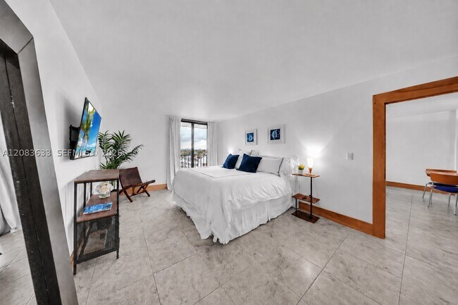 Building Photo - 2625 Collins Ave