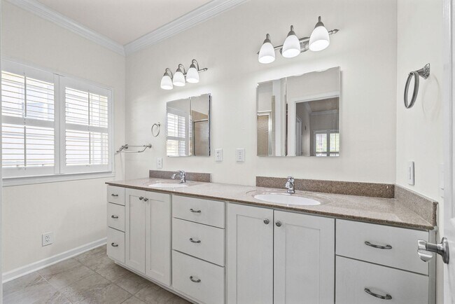 Building Photo - 3 Bedroom 2 Bath Pet Friendly Home For Rent with Community Pool Access!