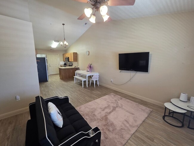 Building Photo - FURNISHED Famale Roomate Opportunity