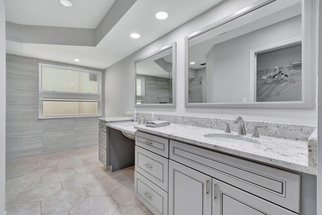 Building Photo - 7883 Villa Nova Dr N
