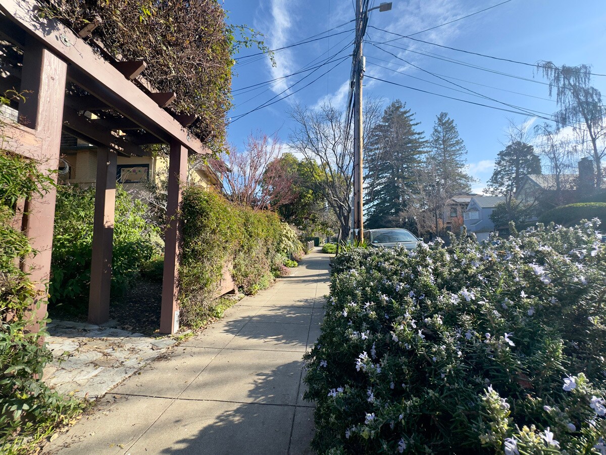 Building Photo - 2733 Russell St