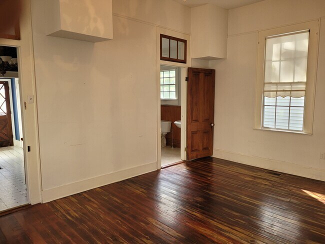 Building Photo - 220 Amelia St