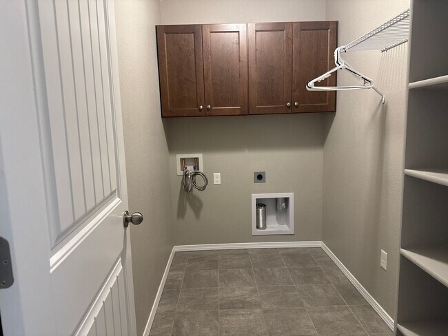 Building Photo - Beautiful stucco 4 bed rancher on premium ...
