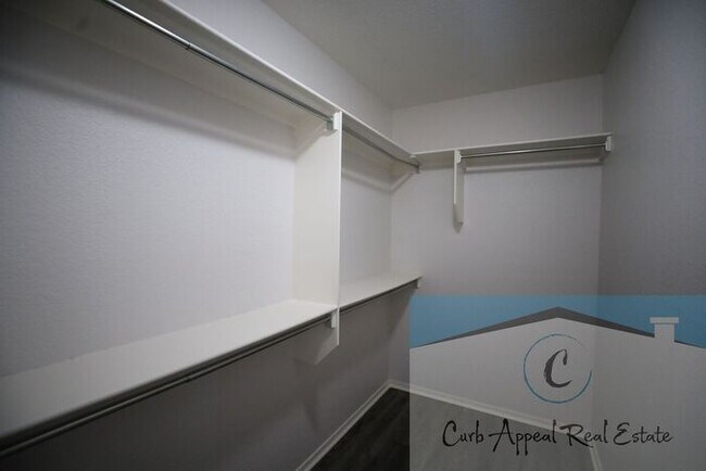 Building Photo - Beautiful 3 bed / 2 bath home with a fence...