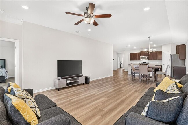 Building Photo - 1638 Comfy Wy
