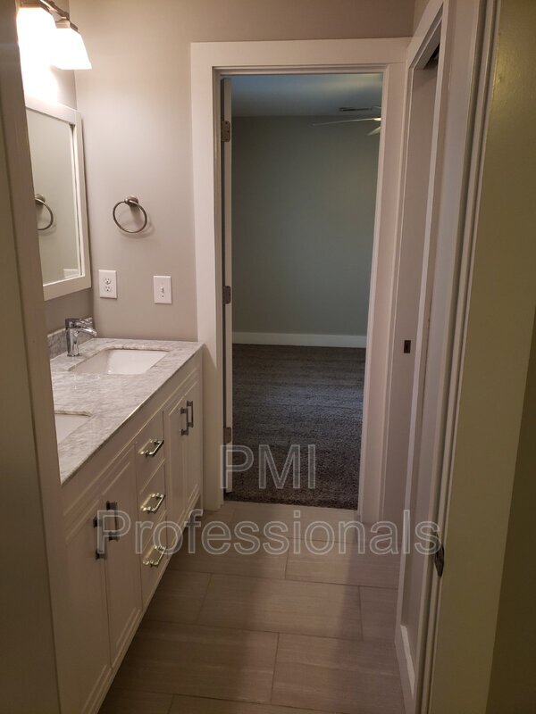 Building Photo - 512B Eastboro Dr