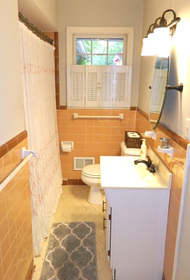 Building Photo - 744 McClure Dr