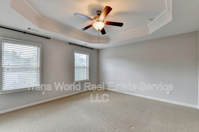 Building Photo - 4648 Pine St