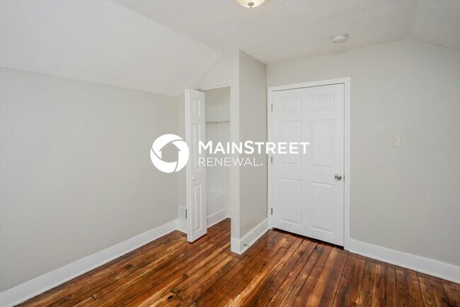 Building Photo - 4 Bedroom Pet-Friendly Home in Louisville, KY with Main Street Renewal