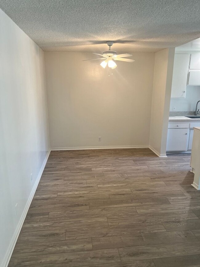 Building Photo - Second-floor 1-bedroom apartment in Whittier.