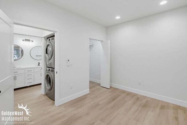 Building Photo - Beautifully Updated 1Bdm 1Ba Apartment with Private Rooftop Deck & Stunning Views!