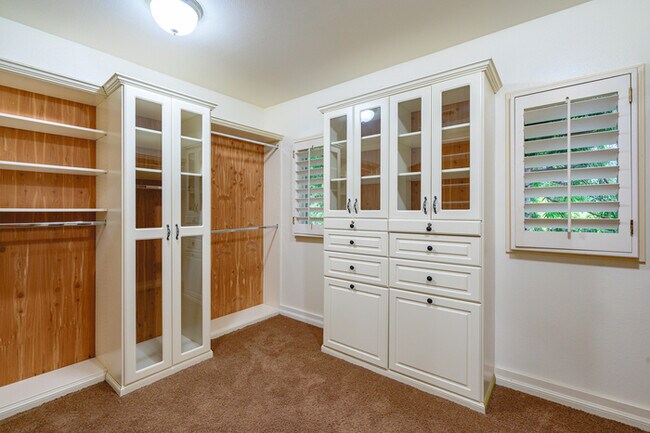 Building Photo - Elegant 5BR Furnished Estate with Pool & G...