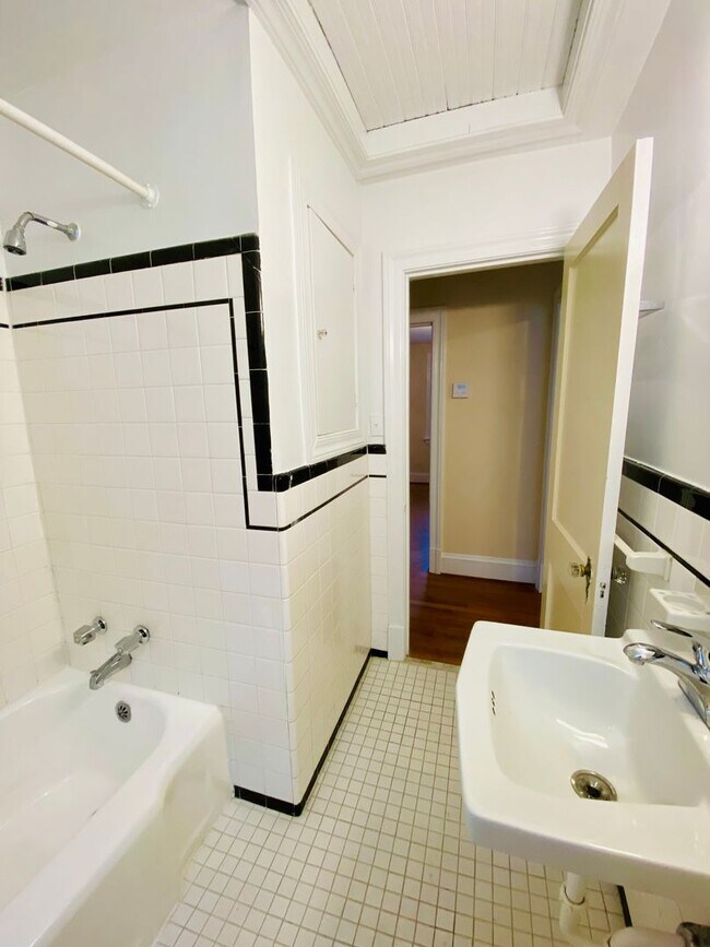 Building Photo - 4208 Fitzhugh Ave