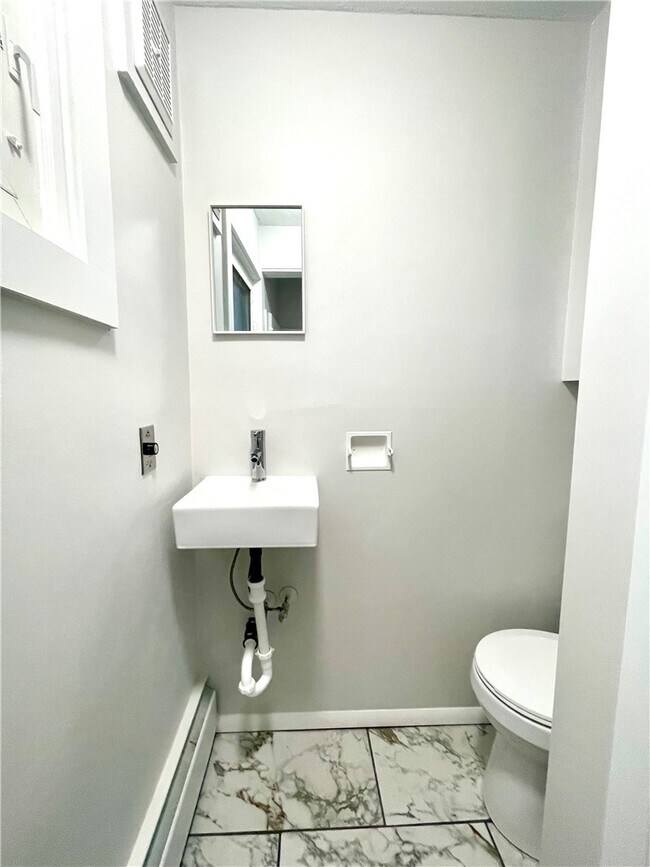 Building Photo - 218 Lynhurst Ave