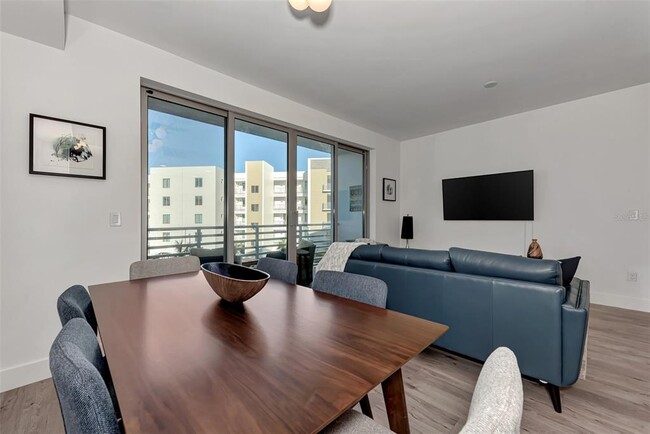 Building Photo - 1703 N Tamiami Trl