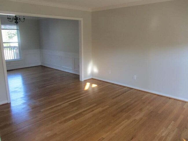 Building Photo - 537 Forest Hill Dr