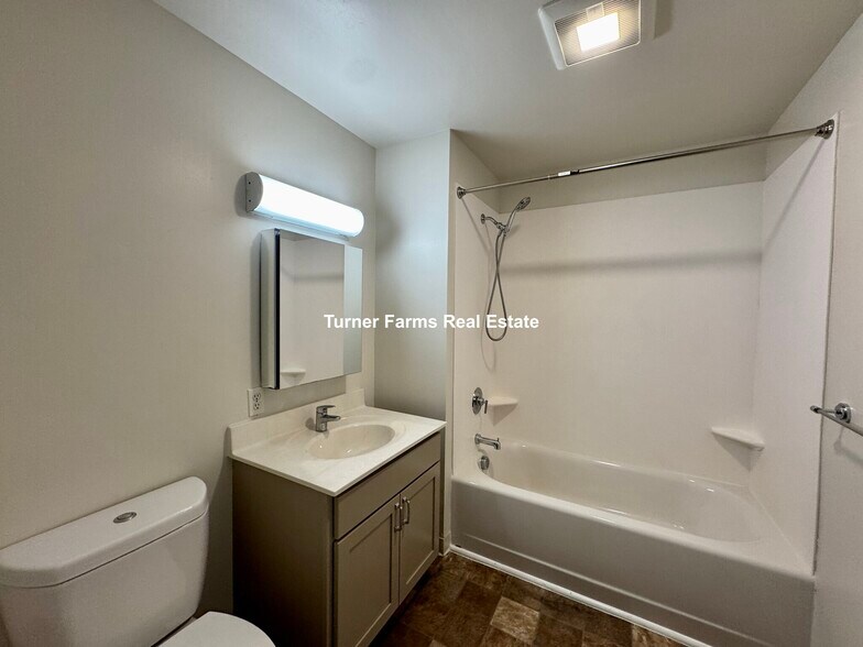 Building Photo - 693 Parker St