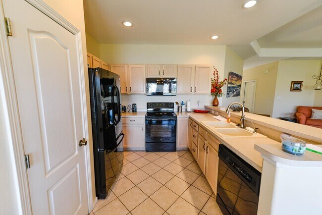 Building Photo - 10 Golf House Rd