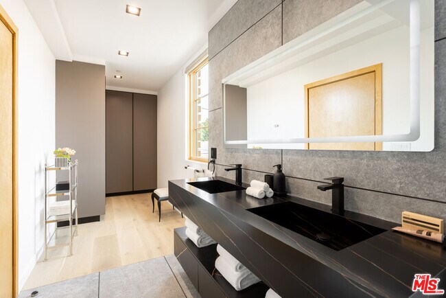 Building Photo - 547 N Sweetzer Ave