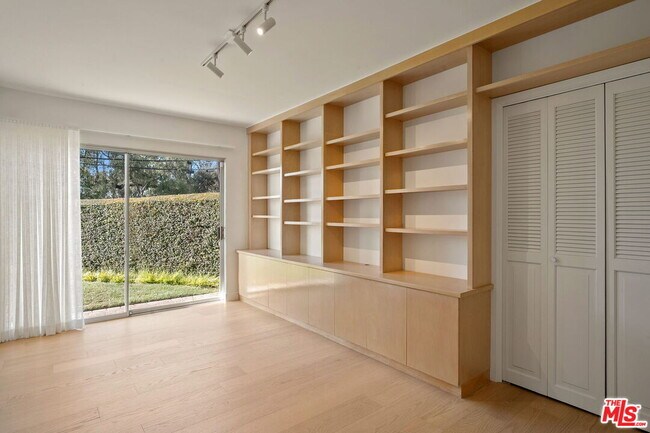 Building Photo - 650 N Tigertail Rd