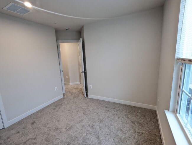 Building Photo - New Build (never lived in) townhouse avail...