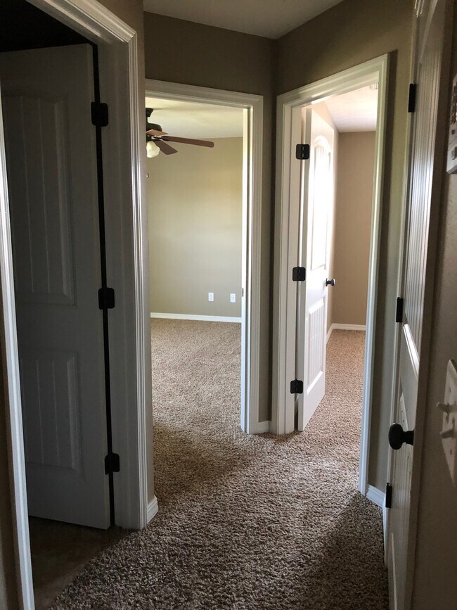 Building Photo - All Brick 3 bedroom 2.5 Bathrooms