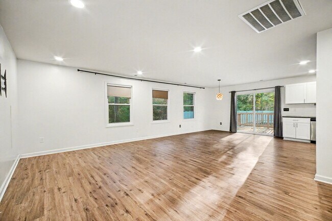 Building Photo - Newer 3-bedroom home available now in Colo...