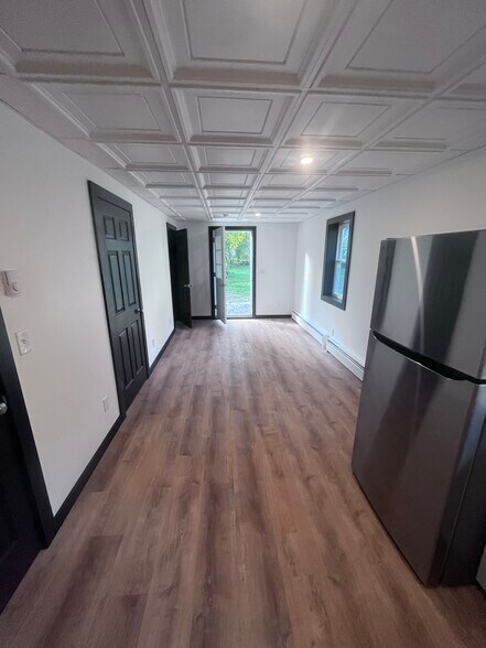 Building Photo - 69 Mead St