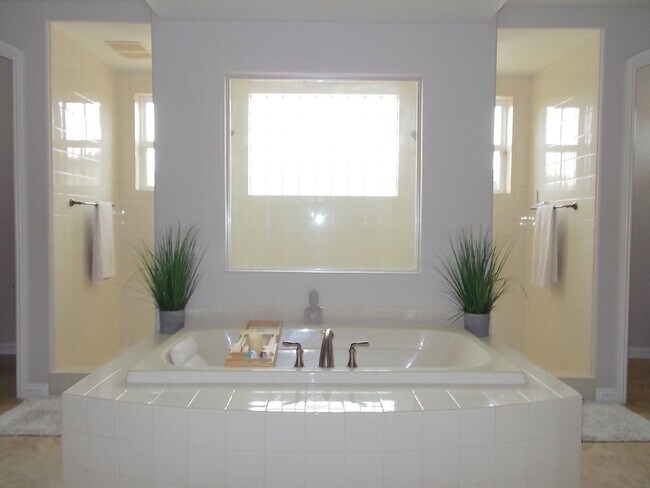 Building Photo - Spacious 4 Bed / 5 Bath Two-Story Home wit...