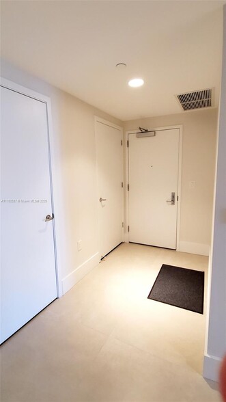 Building Photo - 1010 Brickell Ave