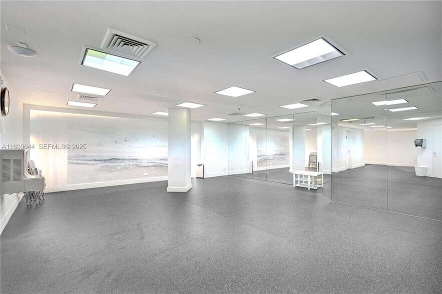 Building Photo - 20191 E Country Club Dr