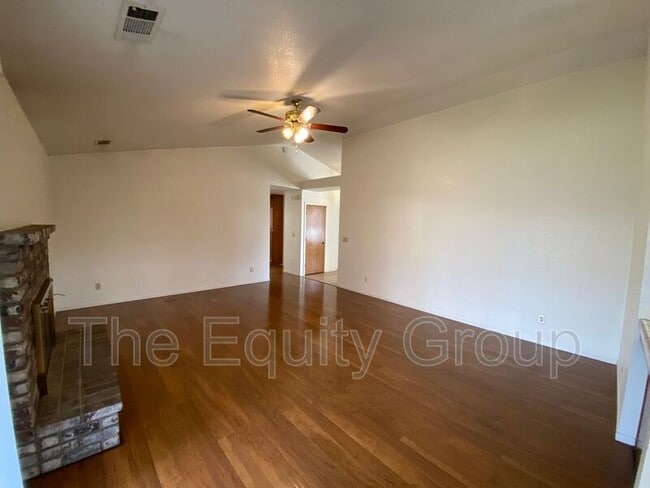 Building Photo - 5936 W Oak Ave