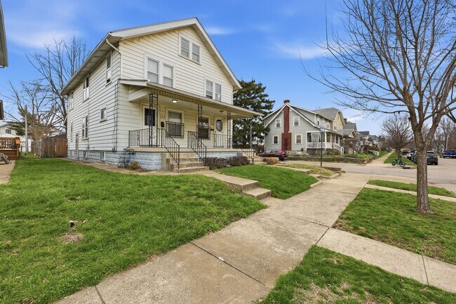 Building Photo - E Markison Ave