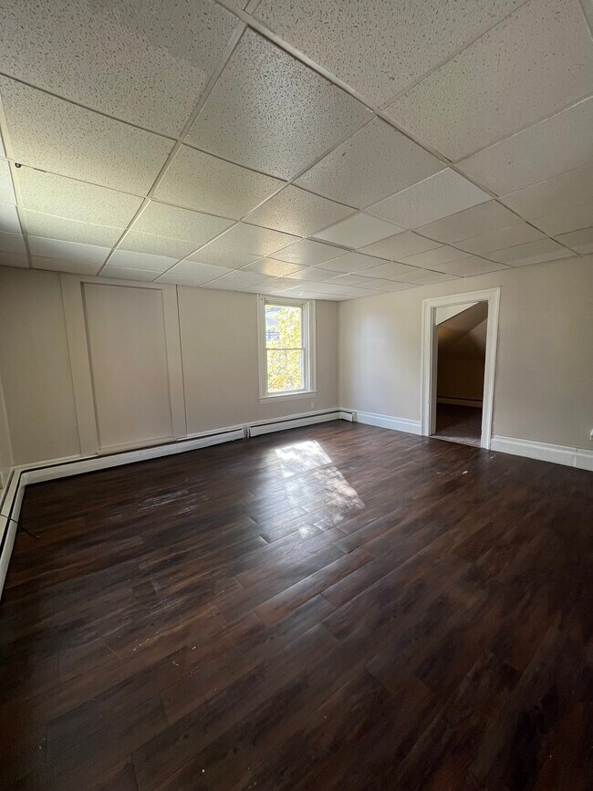 Building Photo - 405 Oneida St