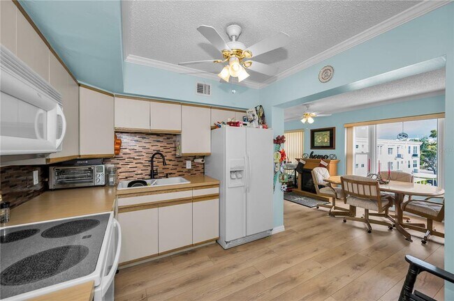 Building Photo - 2428 Columbia Dr