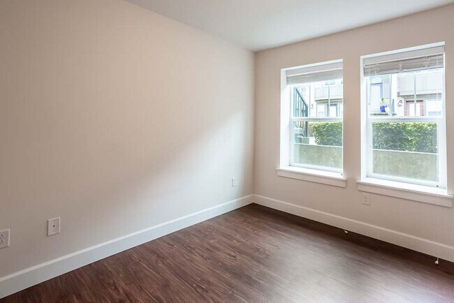 Building Photo - Welcome to the Brownstones at Issaquah Highlands Available August 1st