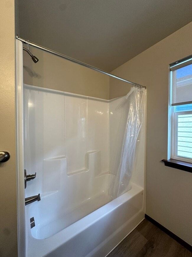 Building Photo - Amazing 3 Bedroom 2.5 Bath Duplex!