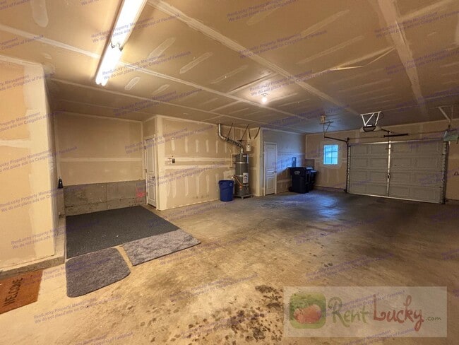 Building Photo - Bright and Spacious Fircrest Townhome in U...