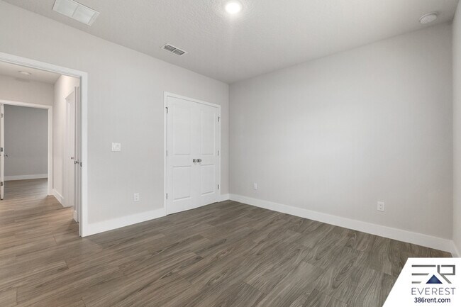 Building Photo - 8 Longview Ln