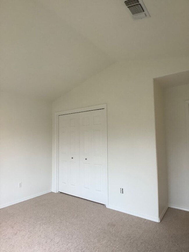 Building Photo - Three bedroom home in gated Alder Creek Community! | Available December